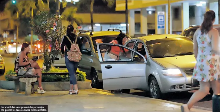  ?? Foto: Amelia Andrade / EXTRA ?? Las prostituta­s son algunos de los personajes con quienes los taxistas suelen tener anécdotas.