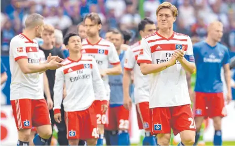  ?? FOTO: DPA ?? Tränen des Schmerzes: Der Hamburger Sport-Verein ist abgestiege­n, Kapitän Gotoku Sakai (rechts) muss weinen.