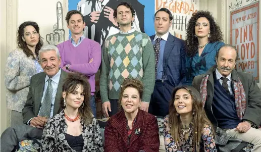  ??  ?? Insieme
Il cast di «La tristezza ha il sonno leggero» (dal romanzo omonimo di Lorenzo Marone) diretto dall’attore Marco Mario de Notaris. In primo piano da sinistra Eugenia Costantini, Stefania Sandrelli e Serena Rossi