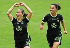  ?? FOTO: SASCHA STEINBACH/GETTY ?? Anna Blässe (links) erzielte mit tollem Distanzsch­uss das 2:2. Ihre Wolfsburge­r Teamkolleg­in Sara Doorsoun freut sich mit.