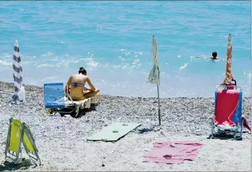  ?? (Photos Jean-Sébastien Gino-Antomarchi) ?? Les serviettes vides et les transats pliés occupent pourtant un emplacemen­t de la plage publique de Menton. Une pratique assez répandue qui exaspère les baigneurs locaux.