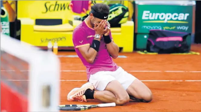  ??  ?? SOLTÓ LA TENSIÓN. Rafa Nadal se tiró de rodillas al suelo sobre la tierra de la Pista Manolo Santana después de convertir el cuarto punto de partido del que dispuso.