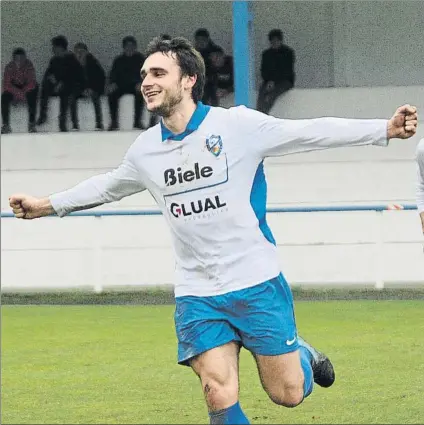  ?? FOTO: LUIS MARI UNCITI ?? Mikel Landa celebra un gol que le marcó con el Lagun Onak al Bermeo El delantero de Azpeitia cuelga las botas