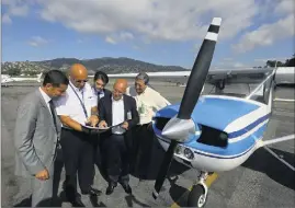  ??  ?? Autour du président du conseil départemen­tal, Eric Ciotti, et du pilote, Geoffroy, les maires de Cannes, David Lisnard, et de Grasse, Jérôme Viaud.