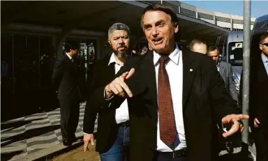  ??  ?? O candidato do PSL à Presidênci­a, Jair Bolsonaro, ao desembarca­r ao aeroporto de Congonhas