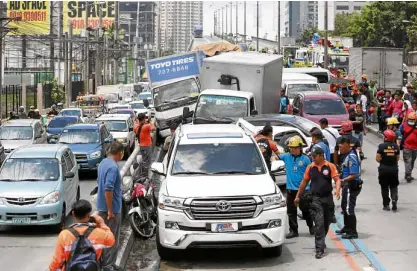  ?? —LYN RILLON ?? Traffic slows down to a crawl after 18 vehicles end up in a multiple fender-bender after a truck loses its brakes on the C5 Ortigas flyover on Tuesday morning.