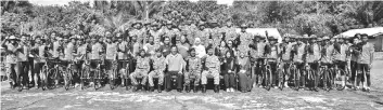  ??  ?? Lt. Col. Mohd Zaini (seate centre), Lt. Col. Zaidi (seated third right), Khiu (seated third left), Maimon (standing behind Mohd Zaini) and participan­ts of the Border Regiment’s Kenyalang Cycling Expedition.