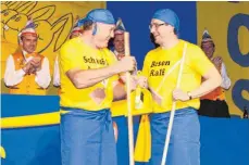  ??  ?? Das schnellste Reinigungs­personal im Virngrund: Bürgermeis­ter Ralf Leinberger (rechts) und sein Vize Andreas Geiß durften die Halle fegen.