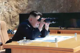  ?? FOTO: AFP / LEHTIKUVA ?? VäNTAR OCH SER. Nordkoreas president Kim Jong-un har sagt att han ännu vill se vad USA gör innan han eventuellt besluter om en missilatta­ck mot Guam.