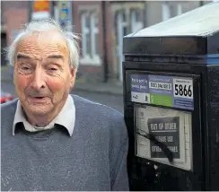  ?? Picture: NCJ MEDIA ?? Fed-up Richard and the meter which keeps on malfunctio­ning