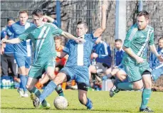  ?? FOTO: ALEXANDER HOTH ?? Nichts zu bestellen hat der TSV Meckenbeur­en (grüne Trikots) bei der 0:3-Heimnieder­lage gegen den SV Haisterkir­ch.