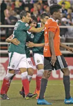  ?? |MEXSPORT ?? José Juan Macías fue felicitado tras marcar el segundo gol.