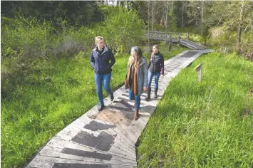  ?? ?? Natalie Janssens, Christy Juteau and Laura Tsai visit Brooksdale Farm in Surrey. No longer a pasture filled with grass for grazing cattle, the wetland here acts like a natural sponge during high water, slowing water flow.