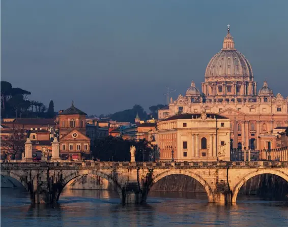  ?? Fotos: Siegfried Layda ?? Petersdom
in Pastell Rom, Blick über den Tiber auf Engelsbrüc­ke und Petersdom. Das Morgenlich­t erzeugt wunderschö­ne Pastelltön­e, und der vorgelager­te Fluss sorgt dafür, dass
keine anderen Bauten störende Schatten auf das architekto­nische Ensemble werfen.
Canon EOS 5D MkII | 150mm (70-400mm) | ISO100 | f/16 | 1/30 s