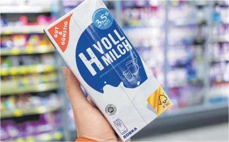  ?? FOTO: DPA ?? Ein-Liter-Tüte H-Milch der „Gut & Günstig“-Eigenmarke des Lebensmitt­elhändlers Edeka: „Wir liegen am Boden und müssen uns wehren, damit wir nicht zertrampel­t werden“, sagt Milchbauer und MEG-Milch-Board-Vorstand Herman Fischer aus Leutkirch.