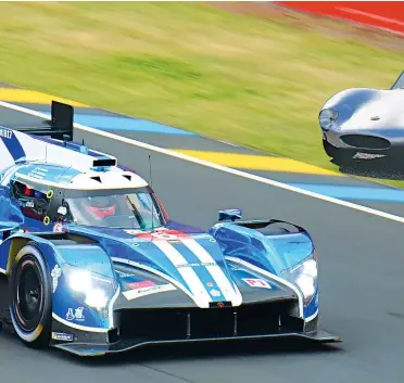  ??  ?? Abajo. El pequeño G4 fue el primero con carrocería integrando los guardabarr­os. En grande, el G60 Mecachrome corriendo en LMP1 de Le Mans 2018. El G60 de calle nació a partir de la compra de Farbo.