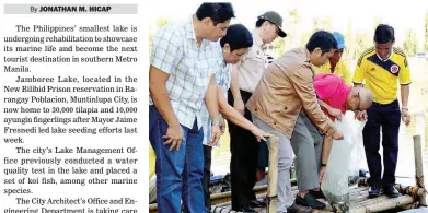  ??  ?? LAKE SEEDING ― Muntinlupa City Mayor Jaime Fresnedi (extreme right) joins (from left) Councilor Louisito Arciaga, Assistant Laguna Lake Developmen­t Authority General Manager Maristel Espiritu, Bureau of Correction­s Officer-in-Charge Supt. Richard...