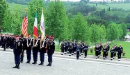  ??  ?? La cerimonia di ieri mattina al cimitero dei Falciani