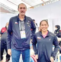 ?? PSC POOL PHOTO ?? 31st SEA Games weightlift­ing gold medalist Hidilyn Diaz is all smiles with Philippine Sports Commission­er and 31st SEA Games chef de mission Ramon Fernandez.