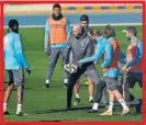  ??  ?? Zidane dirige un entrenamie­nto.