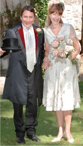  ??  ?? Ceremony: Jools Holland getting married to Christabel in 2005