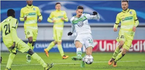  ?? FOTO: DPA ?? Allein unter Gelben: Wolfsburgs Julian Draxler vollendet nach Sturmlauf und Doppelpass mit Vierinha überlegt zum 1:0 in Gent.