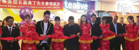  ??  ?? Saifuddin Nasution bersama Loo (tiga dari kiri) pada pelancaran rasmi Tealive pertama di Shanghai, China baru-baru ini.