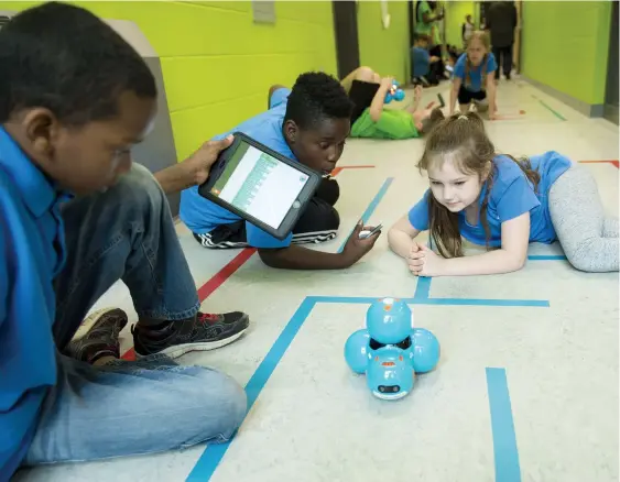  ?? PHOTO D’ARCHIVES, CHANTAL POIRIER ?? Au Québec, des élèves de l’école primaire Paul-jarry, à Montréal, font déjà du codage. Ils ont appris à programmer un robot Dash.