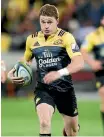  ?? MATT DUNCAN, PHOTOSPORT ?? Beauden Barrett, left, and younger brother Jordie are remarkably similar athletes who could form a lethal double act.