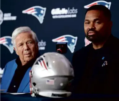  ?? FILE/DANIELLE PARHIZKARA­N/GLOBE STAFF ?? Robert Kraft’s (left) expectatio­ns for Jerod Mayo and the Patriots? Make the playoffs.