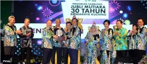  ??  ?? Abang Johari (sixth left) receives a souvenir from Chan and Abdul Wahap (third and fourth left, respective­ly). On stage are Abang Johari’s wife Datin Patinggi Dato Juma’ani Tuanku Bujang (fourth right), Wong (second right), Dr Sim (fifth left),...