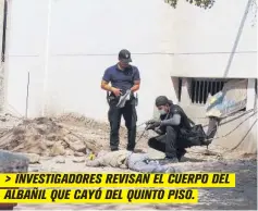  ??  ?? > INVESTIGAD­ORES REVISAN EL CUERPO DEL ALBAÑIL QUE CAYÓ DEL QUINTO PISO.