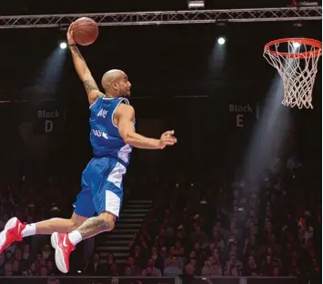  ?? Foto: Swen Pförtner, dpa ?? Jamar Abrams von den Gießen 46ern hat dieses Jahr den Dunking Contest des BBL Allstar Spiels gewonnen. Er verdrängte mit seinem Sprung den Elchinger und Vorjahress­ieger Brian Butler auf Platz zwei.