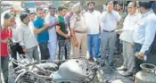  ?? HT PHOTO ?? Police inspecting the vehicles gutted during the fire in Kapurthala on Wednesday.