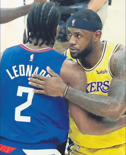  ?? FOTO: GETTY I. ?? Kawhi Leonard y Lebron James, saludándos­e en un partido esta temporada. Lakers y Clippers estarían en el torneo final