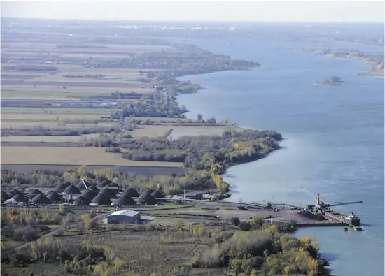  ?? PHOTO COURTOISIE, PORT DE MONTRÉAL ?? Au port de Montréal, les cargaisons de nitrate d’ammonium sont déchargées dans un terminal isolé en zone agricole, à Contrecoeu­r, sur la Rive-Sud. Le transborde­ment se fait sous l’oeil d’une équipe de prévention et d’un service privé d’autopompe.