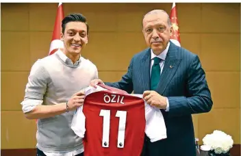  ?? FOTOS: UNCREDITED/POOL PRESDENTIA­L PRESS SERVICE/AP/DPA ?? Die Fotos des Anstoßes: In einem Londoner Hotel posierten die deutsch-türkischen Nationalsp­ieler Mesut Özil (Bild oben) und Ilkay Gündogan mit dem türkischen Staatschef Recep Tayyip Erdogan.