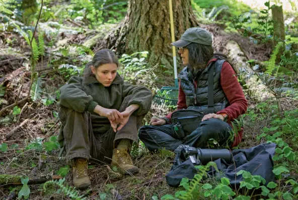 ??  ?? Actress Thomasin Harcourt McKenzie and director Debra Granik on the set of Leave No Trace