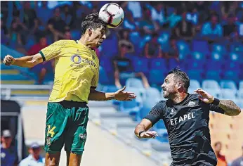  ??  ?? Marcos Valente, à esquerda na foto, vai continuar a vestir de amarelo