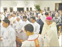  ??  ?? El arzobispo de Asunción, Mons. Edmundo Valenzuela, esparce el agua bendita durante la ceremonia religiosa.