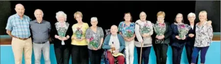  ?? ?? Les anniversai­res du trimestre fêtés avec bouquets de fleurs et bouteille de bon vin