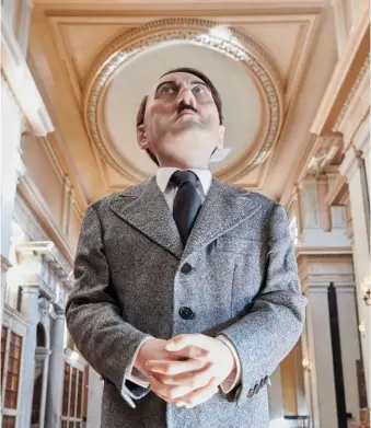  ??  ?? in apertura
Giacca di drill con etichette sartoriali, camicia di drill militare su camicia a righe, pantaloni in stile orientale e stivaletti con morsetto e catena. In tutto il servizio abiti e accessori di Gucci. "Him", il celebre Hitler con la testa da adulto su un corpo di bambino, scultura del 2001.
Cappotto di lana, giacca e pantaloni di camicia di cotone e stivaletti di pelle. drill,