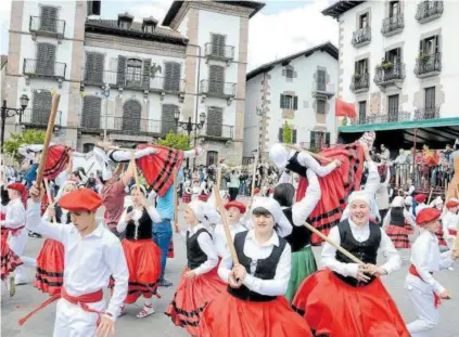  ?? ?? Los y las dantzaris de Irurita bailaron en la plaza del pueblo ante un entusiasma­do público.