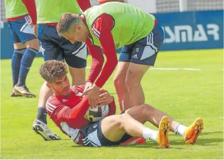  ?? ?? Abde retiene el balón en el suelo y forcejea con Rubén Peña.