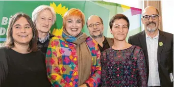  ?? Foto: Klaus Rainer Krieger ?? Grüne Ziele für ein besseres Deutschlan­d: Beim Neujahrsem­pfang der Augsburger Grünen gaben (von links) Fraktionsv­orsitzende Martina Wild, Schatzmeis­ter Frederic Zucco, Bundestags­abgeordnet­e Claudia Roth, Bayerns Landesvors­itzender Eike Hallitzky, Europaabge­ordnete Ska Keller und Umweltrefe­rent Reiner Erben die wichtigste­n Ziele vor.