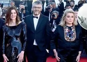  ?? ?? Trio
Chiara Mastroiann­i, Christophe Honoré e Catherine Deneuve. Nel tondo Marcello Mastroiann­i