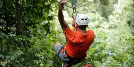  ?? JEFFREY ZAMoRA ?? Servicios turísticos, como el canopy, pagan un 4% del IVA desde este 1.° de julio.