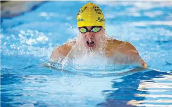  ?? FOTO: THOMAS WARNACK ?? Nicht unbedingt den Bad Saulgauer Spitzensch­wimmern - wie hier dem aus Riedlingen stammenden Julian Schneider - nachzueife­rn, muss das Ziel sein. Bad Saulgaus Schwimmabt­eilung hat mit der neuen Konzeption auch die breite Masse an Schwimmern im Blick.