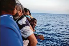  ?? Foto: Bram Janssen, dpa ?? Afrikanisc­he Flüchtling­e an Bord eines spanischen Rettungssc­hiffes. Seit einiger Zeit legen wieder mehr Boote von der libyschen Küste ab.
