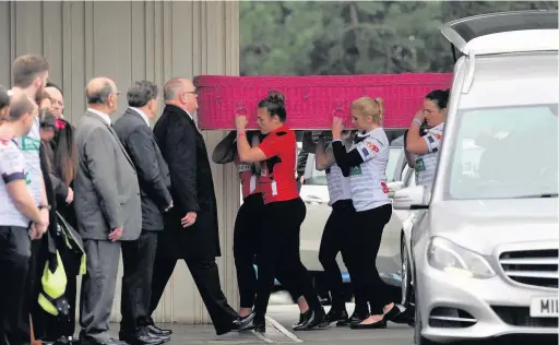  ?? Jonathan Myers ?? > Elli Norkett’s casket is carried into Margam Crematoriu­m in Port Talbot